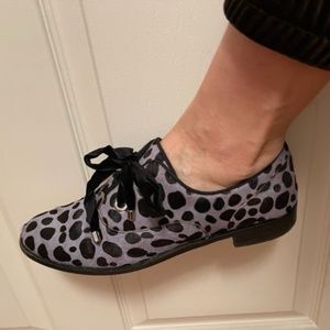 Blue fur loafers with black dots and velvet tie